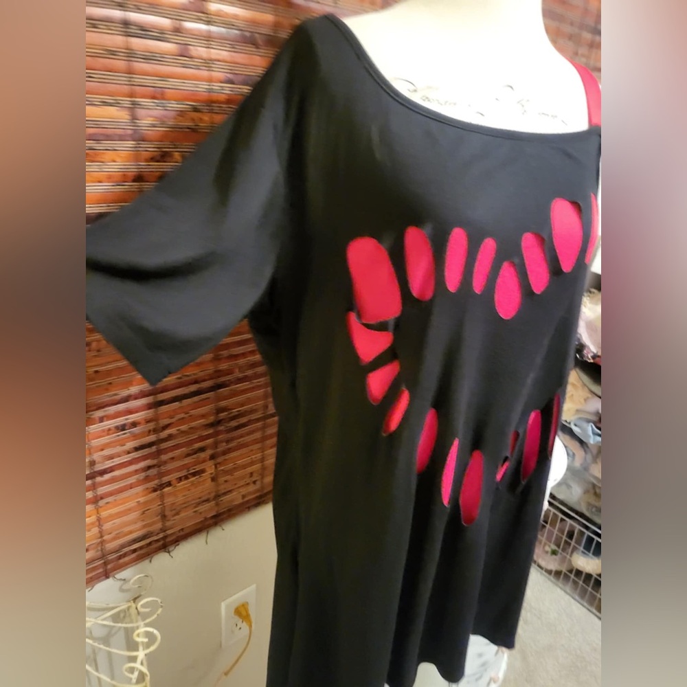👚5for$15!🕶️ Cute heart top. - Picture 3 of 5